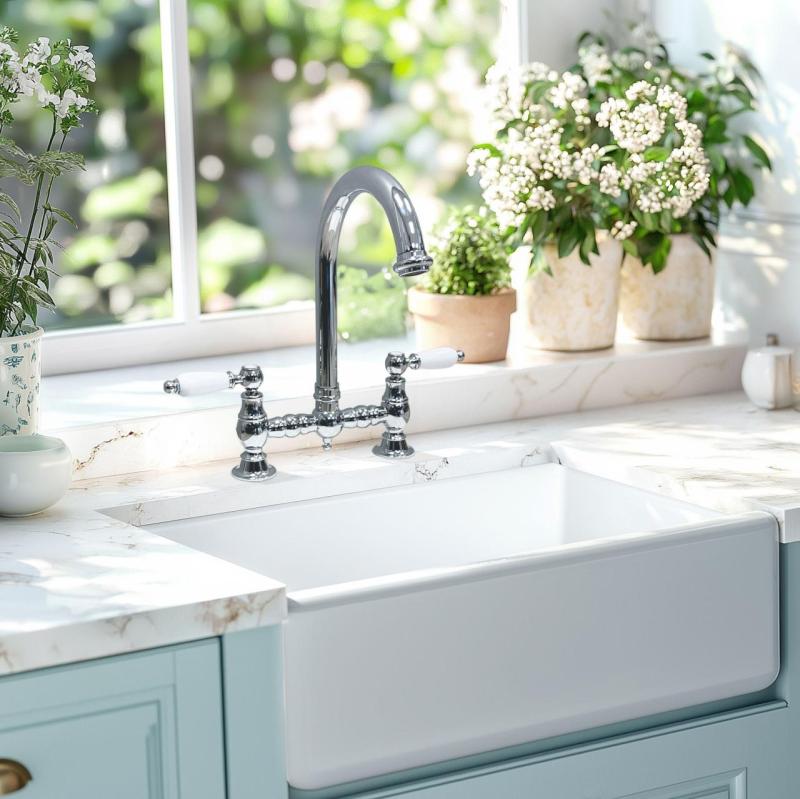 PB Nostalgische Brugkeukenkraan Chroom ronde uitloop met witte hendels PBN.CHR.R.WH