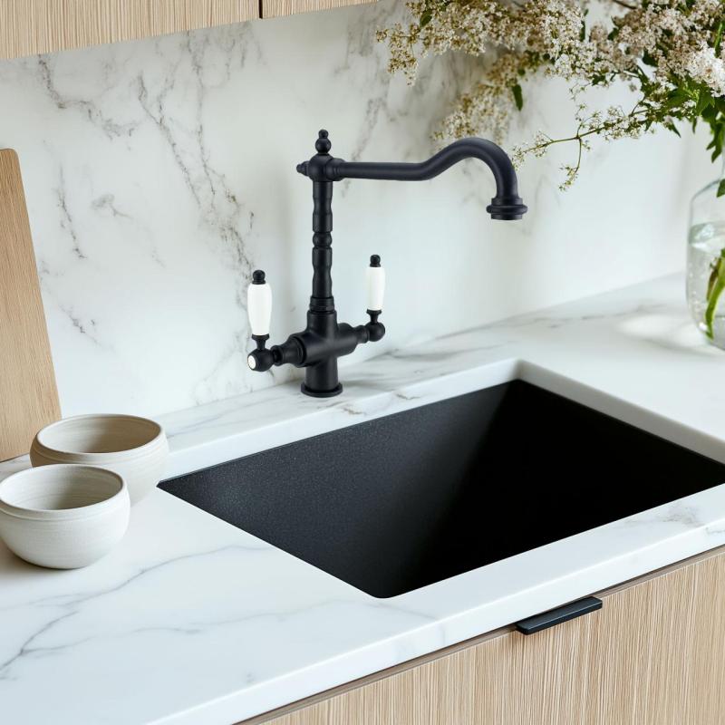 PB Nostalgische klassieke landelijke keukenkraan mat zwart met witte hendels 1208953912