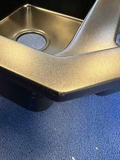 OUTLET LICHT BESCHADIGD Graniteland Amiata Granieten Zwart Hoekspoelbak opbouw 965x496mm met RVS Plug 1208971820 - Productafbeelding 6